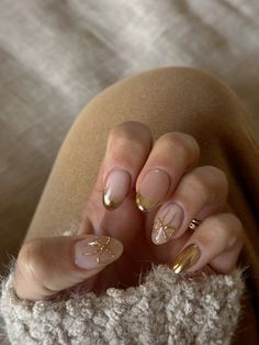 My favorite nail design ive had yet! Hard gel with gold chrome over everything. Obsessed Short Almond Acrylic Nails Gold, Manicure Ideas Chrome, Hold Chrome Nails, Gold Chrome Powder Nails, Gold Line Art Nails, Hold Nails Acrylic, Gold Chrome Design Nails, New Year Nails Gold, Almond Nail Ideas Fall