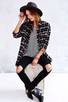 Weekend Inspiration: Casual In Plaid + Stripes (via Bloglovin.com ) Winter Hipster, Cute Tomboy Outfits, Tom Girl, Vintage Outfit, Black Ripped Jeans