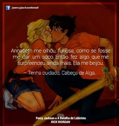 an image of two people kissing each other with the caption's in spanish