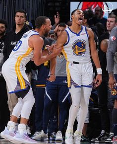 the golden state warriors players are congratulating each other