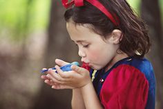 Snow White child photo session singing with birds » Nikki Tran Photography Snow White Picture Ideas, Snow White Theme Photoshoot, Snow White Photoshoot, Snow White Newborn Photography, Photoshoot Snow