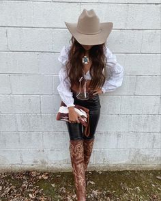 Cow Girl Outfits For Black Women, Cowgirl Western Outfits, Western Christmas Photoshoot, Sports Attire For Women, Fancy Cowgirl Outfits, Cow Girl Outfits, Fancy Western Outfits, Country Girl Style Outfits, Cowboy Outfits For Women