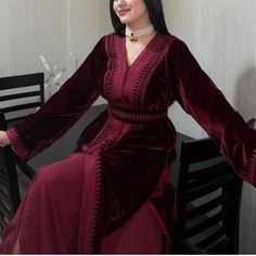 Moroccan caftan (2 pieces) refined and luxurious in burgundy, the top is in silk velvet, the bottom is in premium silk crepe, the top is worked with doubled sfifa delbiya and aâkad, both pieces are decorated with pretty Moroccan embroidery . Made to order. Can be made in XS, S, M, L, XL, XXL, XXXL and 4XL (Please see our size guide in the images). Caftan length 1m62cm The belt (Mejdoul) is included. PRODUCTION TIME: 3-4 weeks. DELIVERY TIME: 2-5 days via FedEX You can wear this caftan on the day of Eid, Ramadan, during engagement ceremonies but also for all occasions such as signing the marriage certificate, evening or a small family event, to attend a baptism... 📸 PICTURES Listing photos are taken in natural light. Depending on your screen definition, colors may vary. ❌All photos of our