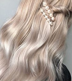 Mother of Pearl Hair Color Formulas | Wella Professionals Cool Crystal Blonde, Blonde Hair For Winter Skin Tone, Oyster Blonde Hair, Pearlescent Blonde Hair, Fall Blonde Hair Color 2023, Opal Blonde Hair, Cold Tone Hair Color, Vanilla Cream Blonde Hair, Cool Toned Blonde Hair Pale Skin