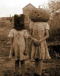 . Vintage Bizarre, Images Terrifiantes, Vintage Halloween Photos, Photo Halloween, Creepy Vintage, Creepy Photos, Vintage Halloween Costume, Creepy Pictures, Halloween Vintage