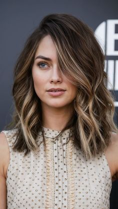 31 Gorgeous Ombre Hair Colors Perfect for Summer! Ombre Hair Color For Brunettes, Brunette Roots, Fantasy Hair Color, Chin Length Haircuts, Blonde Tips, Dark Brunette, Brunette Color, Blonde Pixie Cuts, Ombre Hair Color