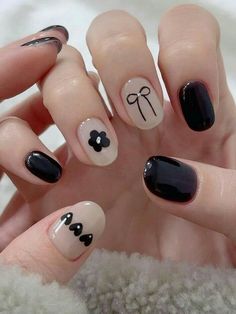 Simple Nail Art In Black, Minimal Manicure Design, Black Short Nails Design Simple, Cute Nail Art For Short Nails Easy, Nail Art Designs Short Nails Simple, Nails Design Short Simple, Simple Nail Art Design, Short Minimal Nails, Nail Art Designs Simple Easy