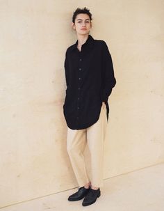 An oversized buttoned blouse, with round hemlines. 50% Linen, 50% Viscose.In Warm White and in Black, in sizes S, M, L.Size S is good for US sizes 6-10/ UK 8-12/ EU 36-40Size M is good for US sizes 12-14 / UK 14-16/ EU 42-44Size L is good for US sizes 16-20 / UK 18-22/ EU 46-50If you are in-between sizes and your height is less than 170cm/ 5'7'' - it is better to take the smaller option, If you are in-between sizes and your height is above 170cm/ 5'7'' - it is better to take the bigger option.