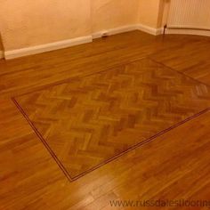 an empty room with hard wood floors and parquet flooring in the corner,