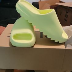 Slide Shark Slide Green, Shoes Yeezy, Yeezy Foams, Mens Yeezy, Adidas Slides, Yeezy Slides, Yeezy Shoes, Adidas Yeezy, Green Fashion