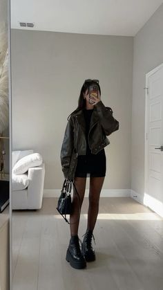 Bar Night Outfit, Black Hand Bag, Gig Outfit, Ropa Upcycling, Eve Outfit, Black Hand, 가을 패션, Autumn Outfit, Outfit Inspo Fall