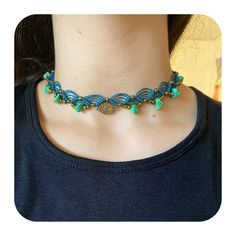 Este collar ha sido cuidadosamente diseñado y elaborado utilizando materiales de primera calidad. La pieza destaca por el uso de hilo encerado tejido en nudos precisos, que incorporan piedras preciosas y cuentas de metal. El resultado es un diseño único, especialmente concebido para ocasiones especiales. Festival Choker Necklaces With Adjustable Cord, Festival Choker Necklace With Adjustable Cord, Adjustable Natural Stone Choker Necklace, Adjustable Cord Choker For Festival, Bohemian Beaded Necklace With Adjustable Cord, Festival Jewelry Choker With Adjustable Cord, Handmade Bohemian Adjustable Jewelry, Handmade Adjustable Bohemian Jewelry, Adjustable Hippie Beaded Choker Necklace