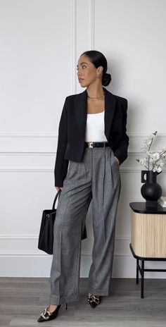 Outfit Formal Mujer, Corporate Attire Women, Women Tips, Business Professional Outfits, Business Attire Women, Fest Outfits, Sunny Season, Spring Work, Corporate Attire