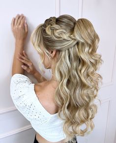 #penteadoslindos  #dicas #penteadofacil #penteadonoiva #penteadosdefesta #penteadosfemininos 4 Daughters, Bridesmaid Hair Inspo, Long Hair Wedding Styles, Wedding Hair Inspiration, Short Blonde, Instagram Pics, Bridal Hair And Makeup