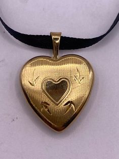 Gold Heart Locket Necklace For Formal Occasions, Vintage Adjustable Heart Pendant Necklace, Adjustable Gold Heart Choker Necklace, Vintage Heart Charm Choker Jewelry, Vintage Heart Charm Choker, Adjustable Heart Pendant Locket Necklace, Adjustable Gold Heart Necklace, Adjustable Yellow Gold Heart Necklace Gift, Adjustable Locket Necklace For Valentine's Day