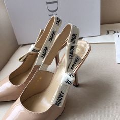 1:1 REPLICA SHOESPRODUCT DETAILSIncludes Shipping bags, dustbag sleeper, care manual, booklet, and tag. Outfit Designer, Shoes Aesthetic, Color Blocking Outfits, Beige Outfit, Slingbacks, Dior Shoes, Carrie Bradshaw, Slingback Pump, Look Cool