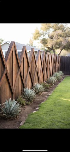 High Backyard Fence, Beautiful Fencing Ideas, Backyard Landscaping Fake Grass Ideas, Front Yard Horizontal Fence, Creative Privacy Fence, Best Fence Ideas, Landscaping By Fence Backyards, Back Garden Fence Ideas, Front Yard Fences And Gates Curb Appeal