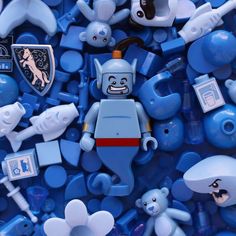 a bunch of blue legos that are laying on top of each other in a pile