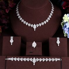 Dubai Necklace, Capsule Wardrobe Jewelry, Diamond Necklace Jewelry, Crystal Wedding Necklace, Jewelry Cartier, Stone Jewellery Designs, Wedding Party Accessories, Diamond Jewelry Set