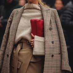 . Long Plaid Coat Outfit, Winteroutfits Chic, Plaid Coat Outfit, Long Plaid Coat, Mantel Styling, Burberry Trenchcoat, Street Style 2018, London Fashion Week Street Style, London Fashion Weeks