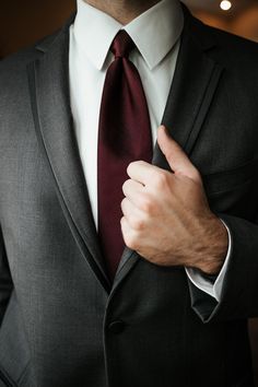 Burgundy Ties Groomsmen, Dark Grey Tuxedo Wedding Charcoal, Dark Grey Suit Burgundy Tie, Black Suit Dark Red Tie, Burgundy Wedding Groom Attire, Gray Suit Burgundy Tie, Charcoal Gray Suit Wedding, Black Suit Burgundy Tie, Dark Charcoal Suit