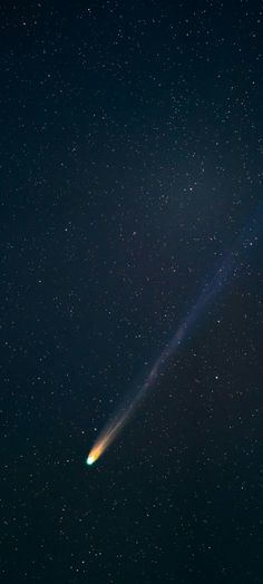 an image of a comet in the night sky