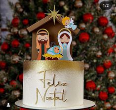 there is a cake that has been decorated with the nativity scene on top of it