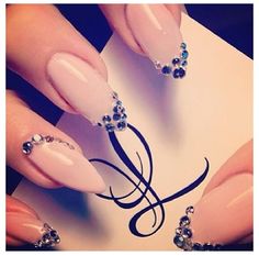 Nude medium length stilleto nails...... Should I give them another chance? New Years Eve Nails, Pointy Nails, Nail Polish Trends, Elegant Nails, Fabulous Nails, Creative Nails