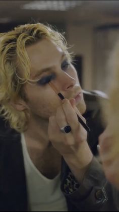 Luke Hemmings Makeup, Luke Hemmings 2016, Soft Luke Hemmings, Luke Hemmings Glitter, Luke Hemmings Eyeshadow, Rockstar Boyfriend, Luke Hemmings 2016 Hair, 5sos Art, Luke Hemings