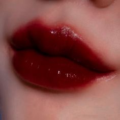 Lips Aesthetic Red, Glossy Red Lips, Lips Ideas, Pretty Lips, Vampire Lips, Dark Red Lips, Beauty Lips, Metallic Lipstick, Red Lip Makeup