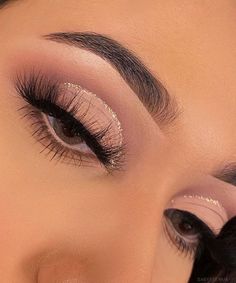 Maquiagem curso de maquiagem Machiaj Smokey Eyes, Quinceanera Makeup, Ball Makeup, Eye Makeup Images, Soft Eye Makeup, Prom Makeup Looks, Eye Makeup Pictures