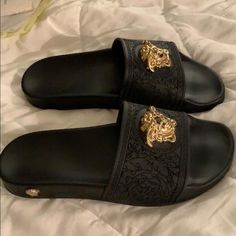 Fun Slippers, Pretty Sneakers, Luxury Hats, Pretty Shoes Sneakers, Kicks Shoes, Cute Shoes Heels, Versace Gold, All Nike Shoes, Shoes Outfit Fashion