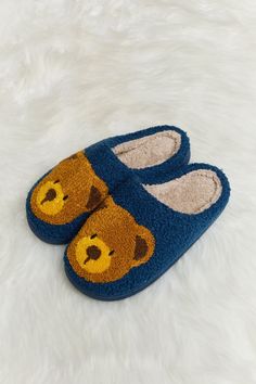 Cozy up with these totally tubular teddy bear print slide slippers! Dreamily crafted from ultra-soft plush material, they offer a soothing feel and a flexible sole for unparalleled support. Slip 'em on and saunter around your abode - these irresistibly snug and charming slippers provide a delightful winter experience. Product measurements: S: 37/38 (US 6/7) M: 39/40 (US 8/9) L: 41/42 (US 10/11) XL: 43/44 (US 12/13) Cozy House Slippers, House Slippers Aesthetic, Slippers Aesthetic, Novelty Slippers, Teddy Bear Slippers, Slippers Cute, Teddy Bear Print, Faux Fur Top, Bear Slippers