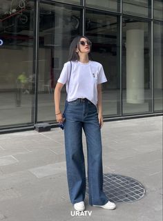 Minimalist Outfit Ideas Casual, Minimalist Outfit Jeans, Comfy Classy Outfits Summer, Tshirt And Pants Outfit Women, Widelegjeans Outfit Korean, Tuck A T Shirt, Plain White Shirt Outfit, Basic Korean Outfits, Minimal Korean Fashion