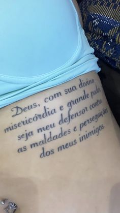 a woman with a tattoo on her stomach that reads, deus, con sua alvinia miserondi e grandel