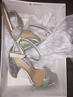 Girls Formal Shoes, Stylish Shoes Heels, Girly Style Outfits, Walking In Heels, Engagement Rings Couple, Sparkly Shoes, Shoes Outfit Fashion, Prom Heels, Fashion Slippers