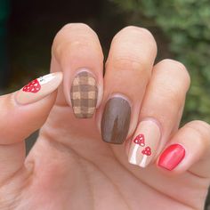 Khloe Nails, Toadstool Nails, Mushroom Nails Art, Folklore Nails, Mushroom Nail Designs, Easy Nail Polish Ideas, Mushroom Patty, Mushrooms Nails, Mushroom Nail Art