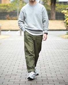 Green Cargo Pants Outfit Men, Olive Cargo Pants Outfit, Green Cargo Pants Outfit, Cargo Pants Outfit Men, Green Pants Outfit, Muji Style, Cargo Pants Outfits, New Balance Style, Outfit Retro