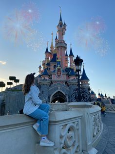 Disney Paris Picture Ideas, Pictures In Front Of Disney Castle, Disneyland Picture Poses, Disney Paris Photos, Disney World Vision Board, Tokyo Disneyland Photo Ideas, Pics To Take At Disneyland, Disneyland Paris Photos, Disney Paris Photo Ideas