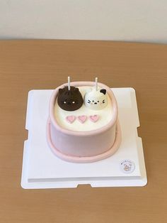 there is a cake with two cats on it