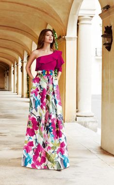 Vestido de fiesta largo asimétrico con volante lateral y falda estampada Nati Jiménez P/V 2019 Chiffon Blouses Designs, Prom Dresses With Pockets, Beautiful Blouses, Fancy Dresses, Dress Patterns, Look Fashion, Elegant Dresses, Strapless Dress Formal