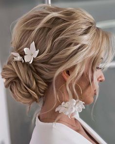 70+ Hottest Bridesmaid Hairstyles For 2023 + Tips & Advice ❤ bridesmaid hairstyles textured low bun with flower pins barbara.szuksztul.lenarczyk #weddingforward #wedding #bride #bridesmaidhairstyles #weddinghairstyles Flower Bun, Boho Styl, Messy Bun Hairstyles, Wedding Hair Inspiration, Short Wedding Hair, Bridal Hairstyles