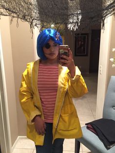 coraline yellow jacket Costumes With Blue Hair, Halloween Costumes With Blue Hair, Coraline Yellow Raincoat, Coraline Costume Diy, Halloween Costumes Coraline, Yellow Raincoat Outfit, Halloween Aesthetic Pfp, Nails Real