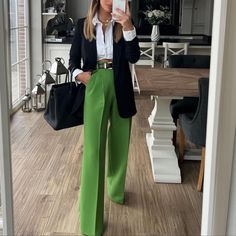 High Waisted Pants With Front Pockets And Back False Welt Pockets. Front Pronounced Seam Detail. Straight Leg. Front Zip, Metal Hook, And Inside Button Closure. Green 2378/888 Mode Ab 50, Look Zara, Mode Kimono, Mode Zara, Blazer Outfit, Stylish Work Outfits, Business Outfit, Chic Outfit