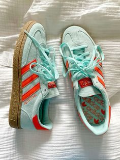 Shoes Wishlist, Orange Outfits, Looks Adidas, Dream Shoe, Mode Shoes, Look Adidas, Dr Shoes, Basket Style