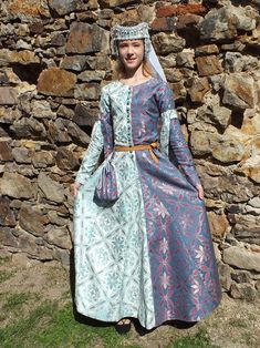 13th Century Fashion, 14th Century Dress, Medieval Women Dress, Medieval Hats, Dress Medieval, Medieval Woman, Century Dress, Brocade Dress, Historical Women