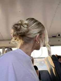 Elevate your look with these stunning updo hairstyles that blend sophistication and simplicity. Perfect for any occasion, these elegant styles offer a touch of grace without the fuss. Whether you're attending a wedding, a formal event, or just want to add a bit of flair to your everyday routine, these effortless updos are sure to inspire. Embrace the beauty of easy elegance and transform your hair into a masterpiece with these chic and timeless ideas. School Hair, Low Bun, School Hairstyles, Dream Hair, Aesthetic Hair