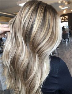 27 Stunning Examples Of Summer Hair Highlights Ice Blonde Hair, Summer Blonde Hair, Strawberry Blonde Hair Color, Summer Highlights, Blond Balayage, Beautiful Blonde Hair