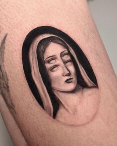 a woman's face is shown in the shape of a tattoo on her thigh