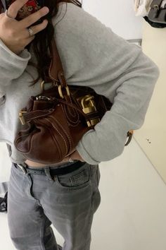 Brown Chloe Paddington, Vintage Designer Bags Outfit, Vintage Bag Aesthetic, Chloe Bag Outfit, Leather Bag Outfit, Hoodie Layout, Chloe Aesthetic